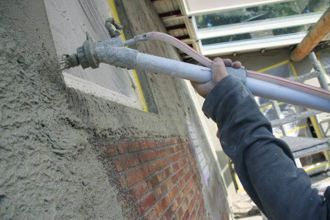 Stucwerk aanbrengen met spuit